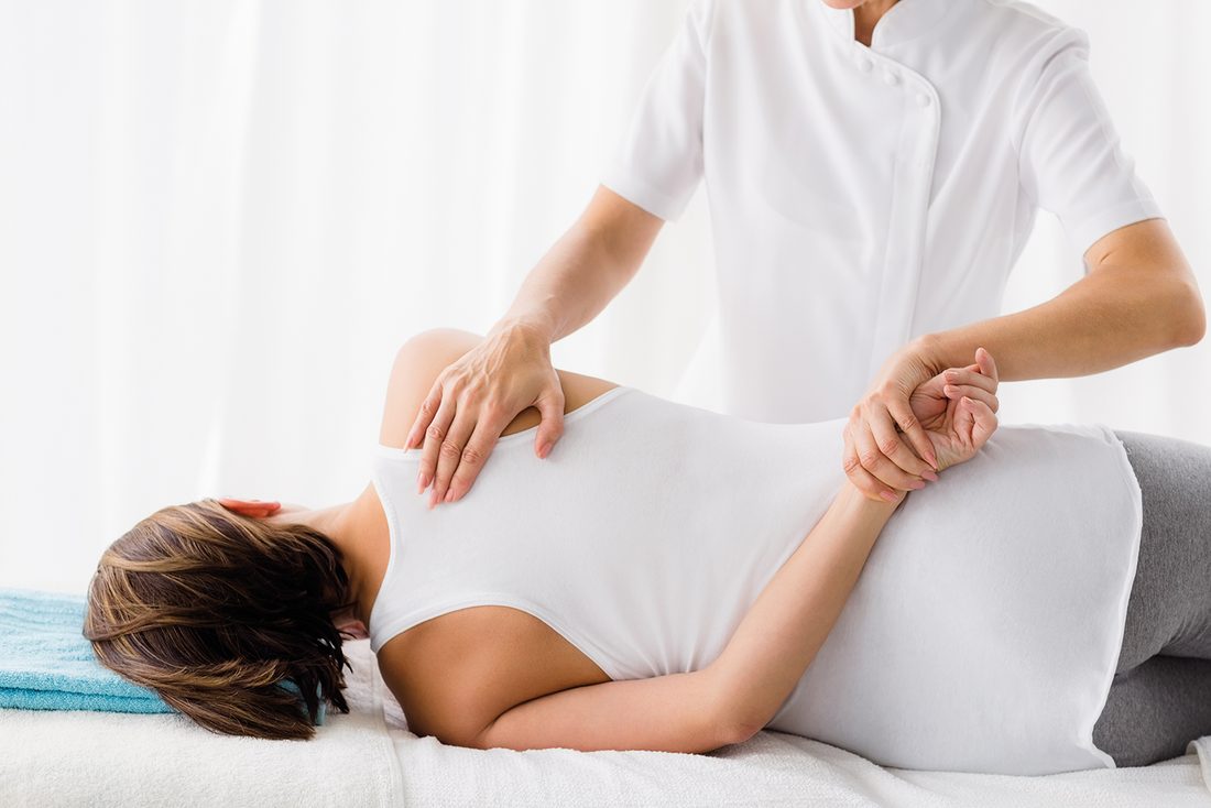 Trattamento osteopatico manuale sul lettino